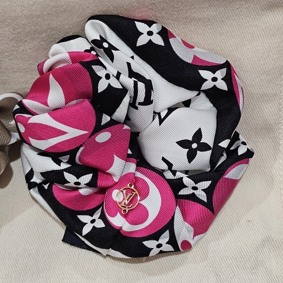 LOUIS VUITTON SCRUNCHIE HAIR ACCESSORY SET 2 RIBBONS 100% SILK GIANT MONOGRAM - Picture 3 of 12